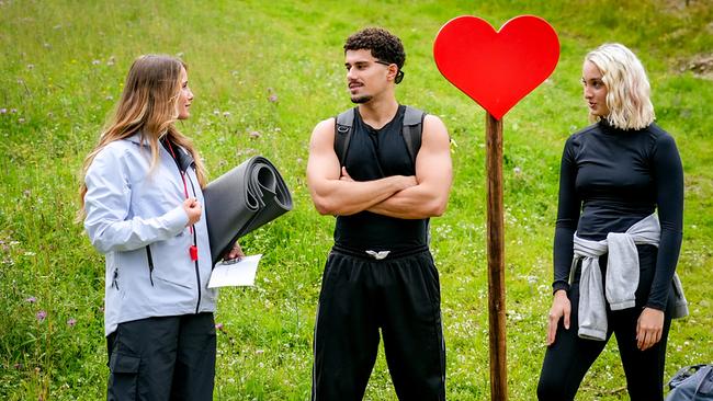 "Willst Du mit mir gehen?" am 17.10.2025: Kupplerin und Schiedsrichterin Michelle Pippan erklärt Kandidat Caire und Single Ina ihren bevorstehenden Beziehungstest: ein Partner Workout.