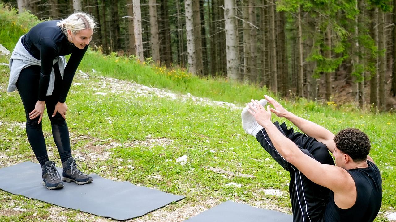 "Willst Du mit mir gehen?" am 17.10.2025: Beim Partner-Workout beweisen sich Single Ina und Kandidat Caire als sportliches Team.