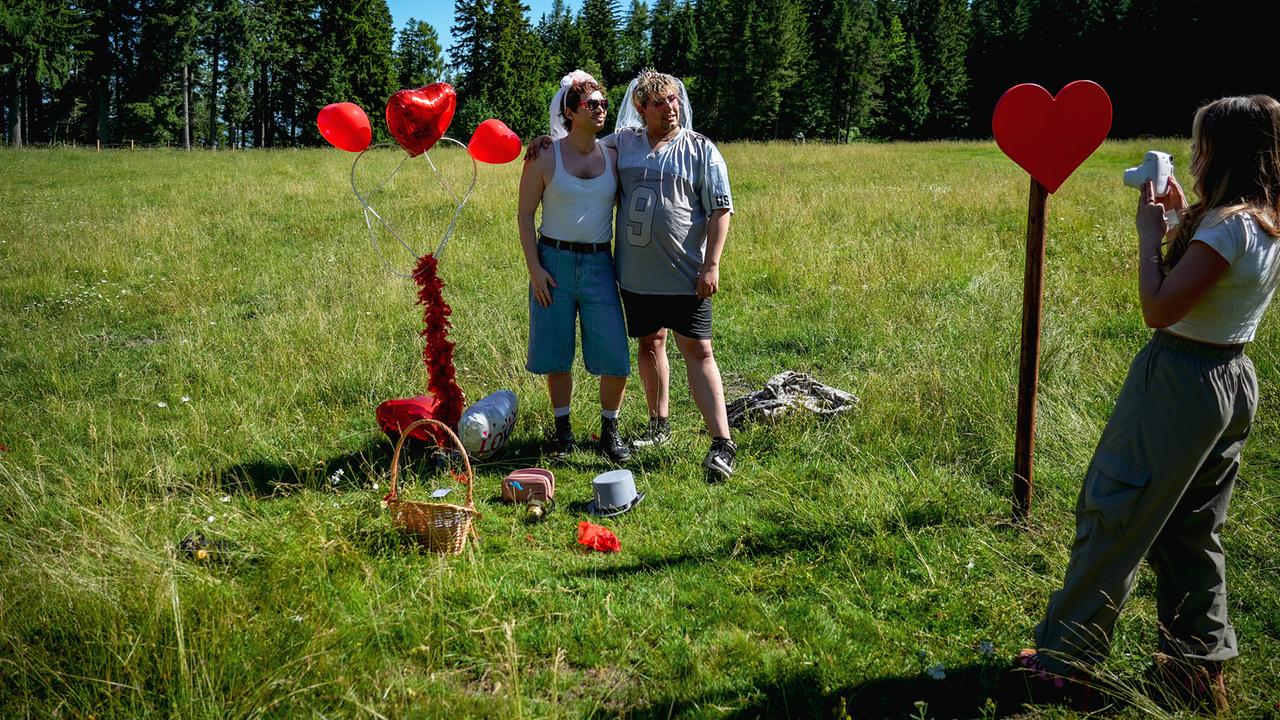 Willst Du mit mir gehen?: Moderatorin Michelle Pippan hat Single Christopher und Kandidat André für ein Save-the-Date-Foto vor der Linse.