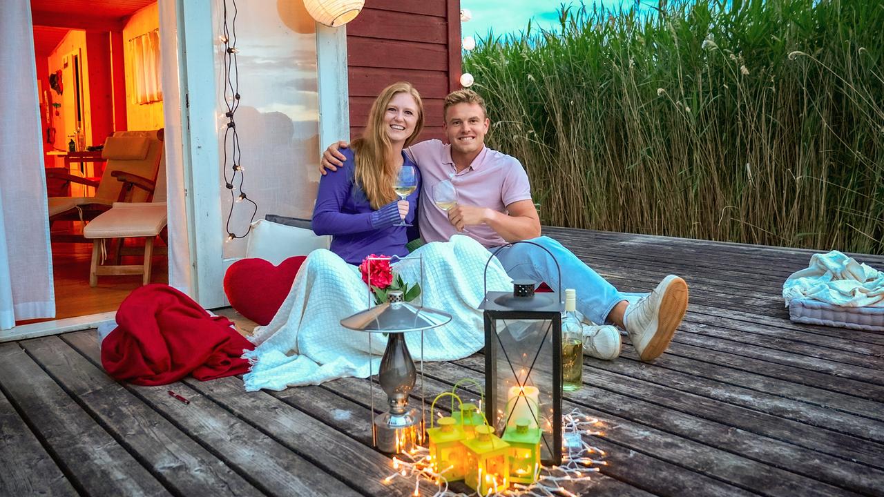 "Willst Du mit mir gehen?" am 24.10.2025: Single Audrey und Kandidat Lucas genießen die letzten Sonnenstrahlen am Neusiedlersee.