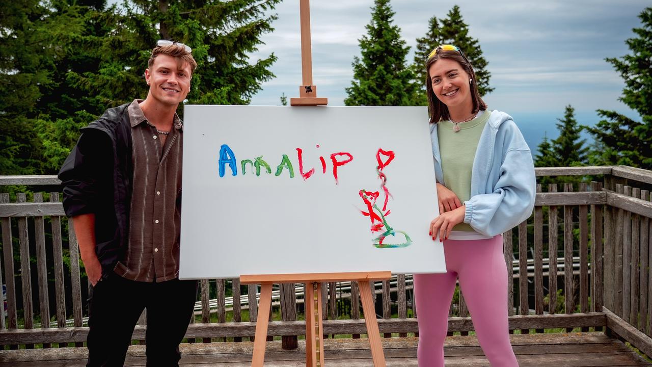 "Willst Du mit mir gehen?" am 31.10.2025: Kandidat Philipp und Single Annalisa haben ihren Ship-Name auf Leinwand verewigt.