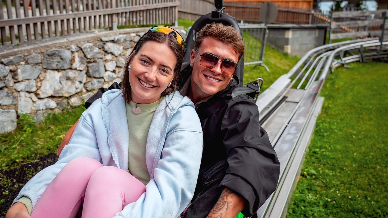 "Willst Du mit mir gehen?" am 31.10.2025: Single Annalisa und Kandidat Philipp kommen sich auf der Sommerrodelbahn näher.