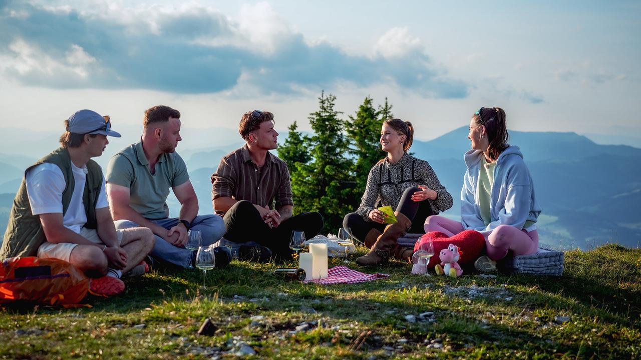 "Willst Du mit mir gehen?" am 31.10.2025: Moderatorin Michelle Pippan mit Single Annalisa und den Kandidaten Christoph, Lukas und Philipp beim großen Finale