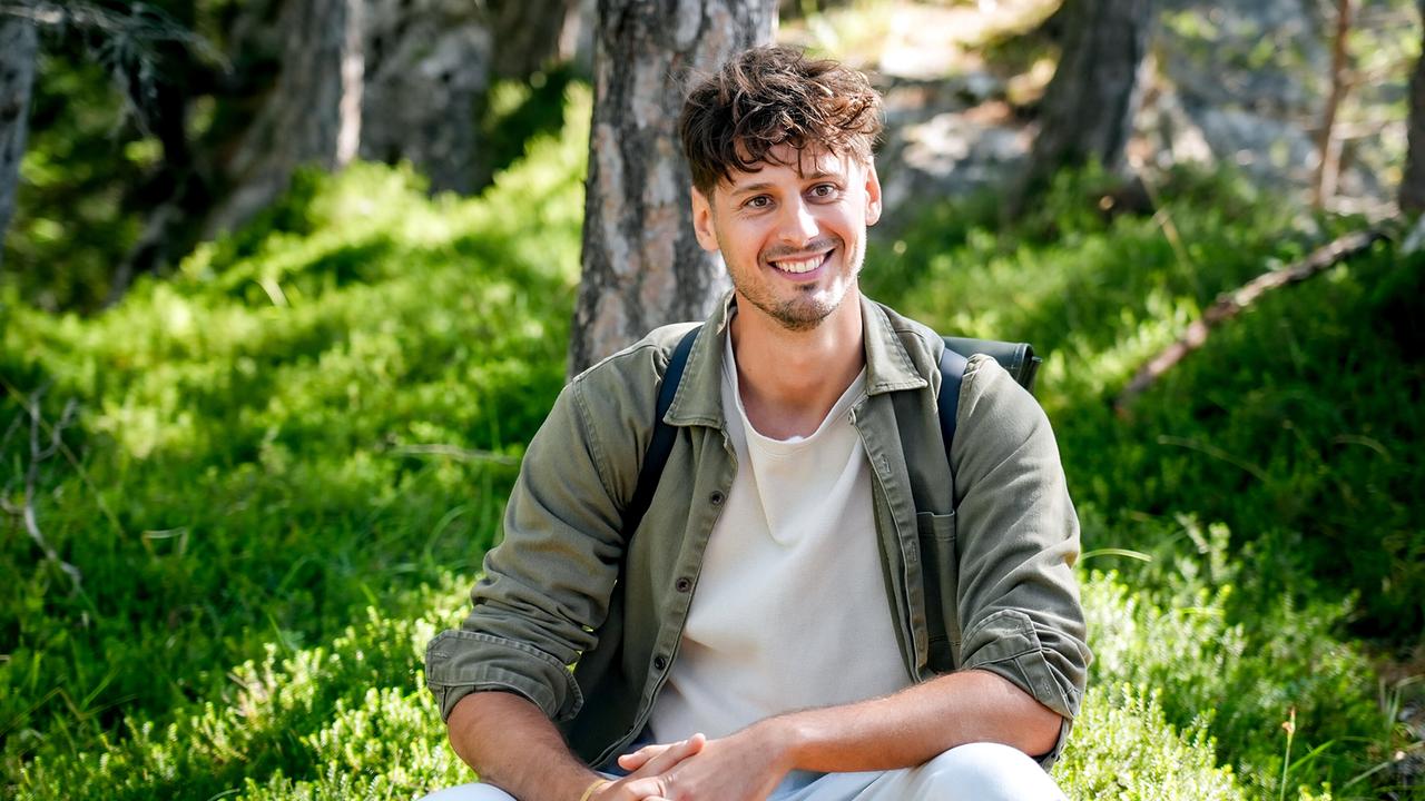 © ORF/TVfriends Single Diego sitzt lächelnd am Waldboden am Semmering