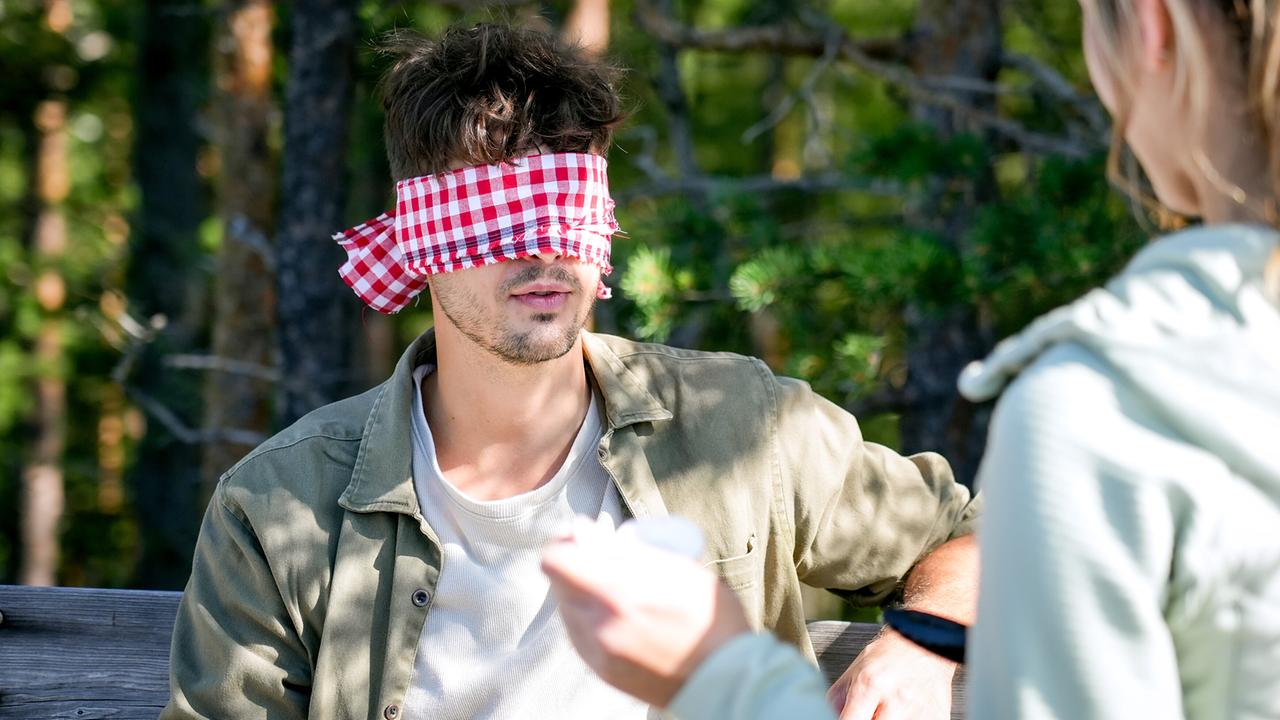 © ORF/TVfriends Single Diego mit verbundenen Augen bei einer Blindverkostung mit Kandidatin Sarah