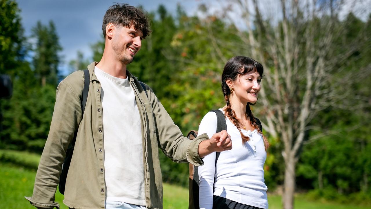 © ORF/TVfriends Single Diego und Kandidatin Susanna spazieren auf einer Wiese