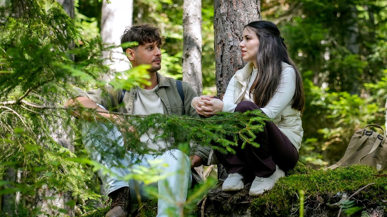 © ORF/TVfriends Ein Rückzug in den Wald schenkt Single Diego und Kandidatin Laura Zeit zu zweit.
