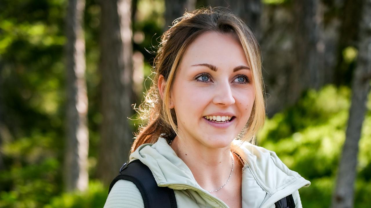 © ORF/TVfriends Porträtfoto von Sarah im Wald