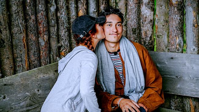 © ORF/TVfriends Kandidatin Maja küsst Single Pablo vor einer Rundholzwand auf die Wange