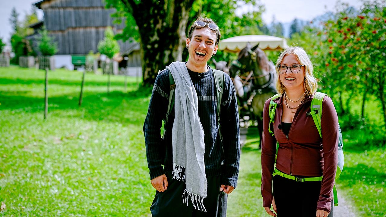 © ORF/TVfriends Single Pablo und Kandidatin Elli lächeln strahlend vor einer Pferdekutsche in der Ramsau