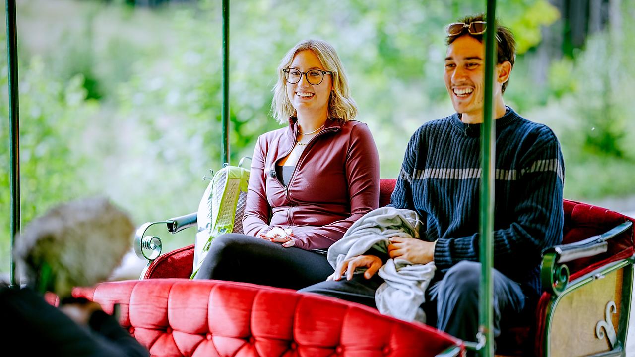© ORF/TVfriends Kandidatin Elli und Single Pablo bei einer Kutschenfahrt durch die Ramsau
