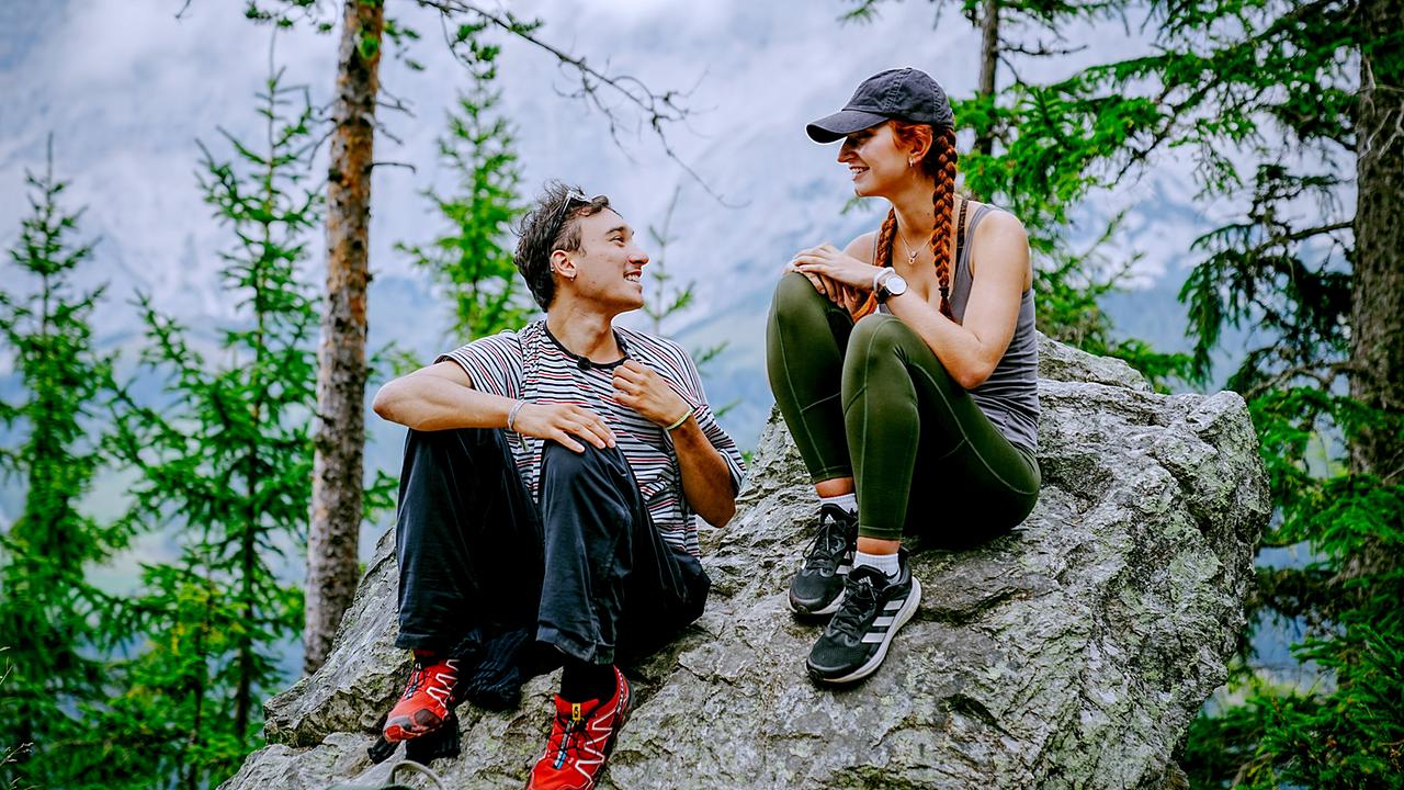 © ORF/TVfriends  Pablo und Maja sitzen auf einem großen Felsblock im Wald und lächeln sich an.
