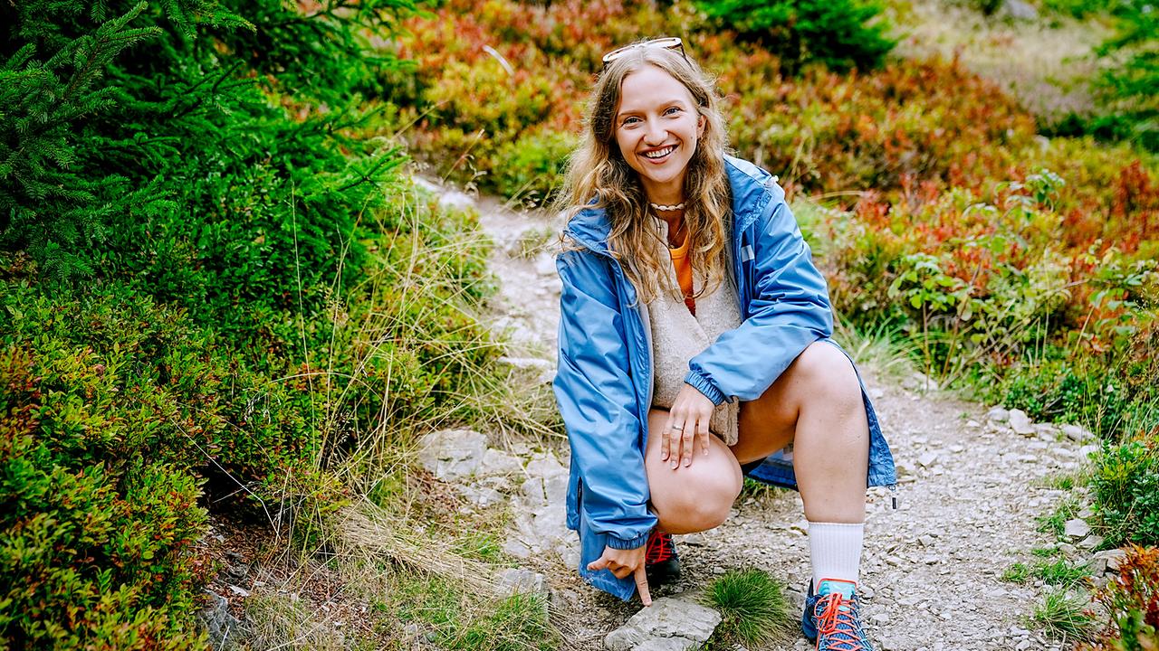 © ORF/TVfriends Frohnatur Donna in Wanderbekleidung auf einem Wanderweg