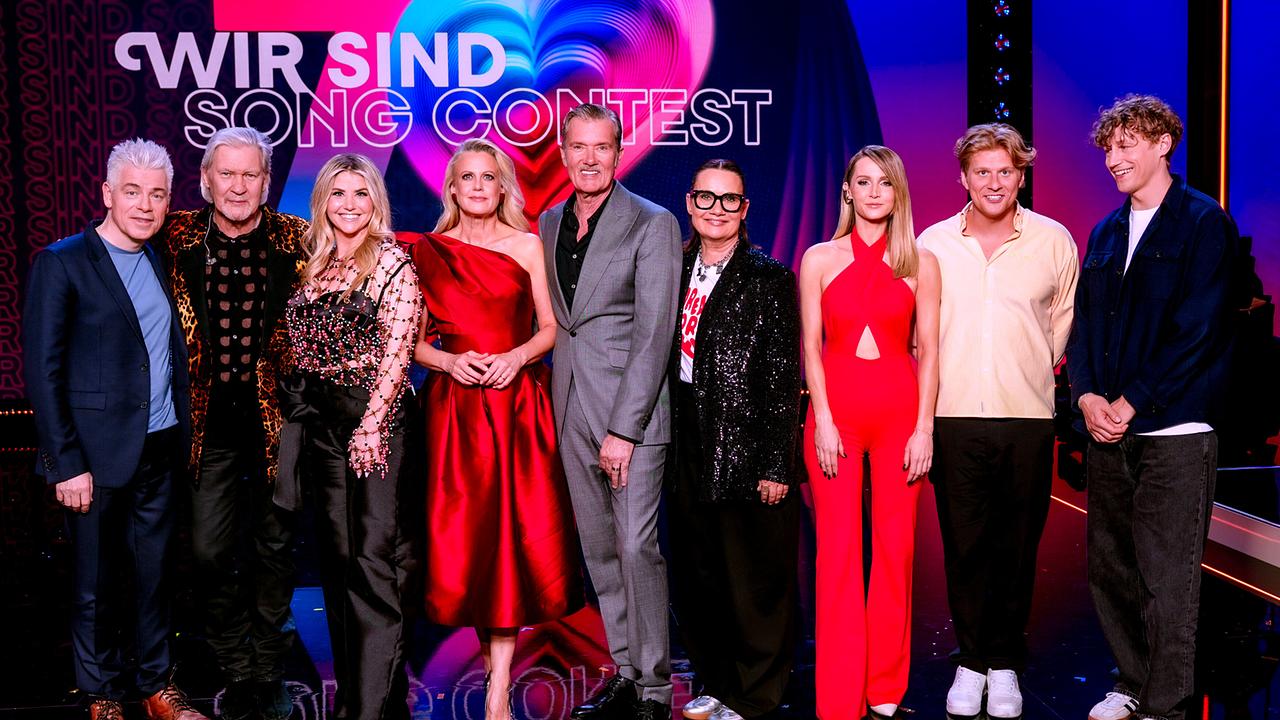 Gruppenfoto mit Michael Mittermeier, Johnny Logan, Beatrice Egli, Barbara Schöneberger, John Jürgens, Jenny Jürgens, Melissa Naschenweng, Thorsteinn Einarsson und Tim Bendzko auf der Studiobühne zu "Wir sind Song Contest"
