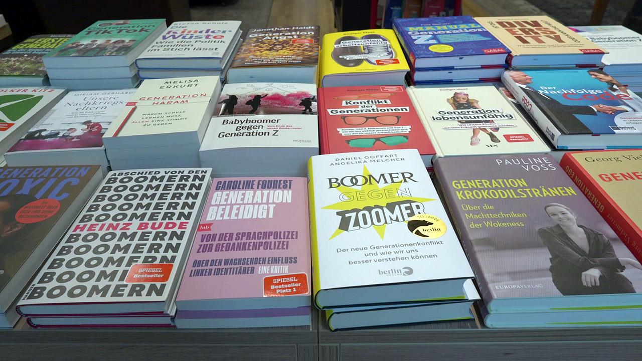Sachbücher in einer Buchhandlung mit Titeln wie 'BOOMERN', 'GENERATION BELEIDIGT', 'GENERATION KROKODILSTRÄNEN'