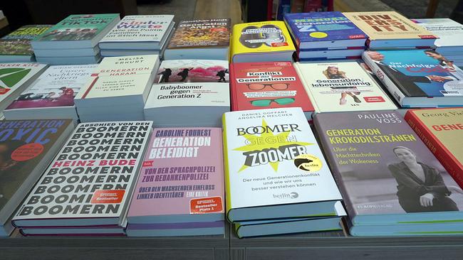 Sachbücher in einer Buchhandlung mit Titeln wie 'BOOMERN', 'GENERATION BELEIDIGT', 'GENERATION KROKODILSTRÄNEN'