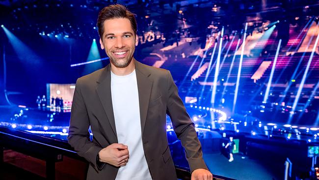 Philipp Maschl steht in der Wiener Stadthalle vor der große ESC-Bühne mit Lichtshow