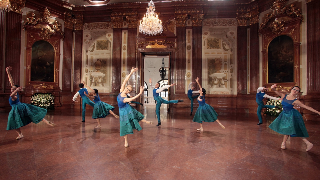 "Zum Jahreswechsel": Roman Lazik, Olga Esina (M.) gemeinsam mit Tänzerinnen und Tänzern des Wiener Staatsopernballets