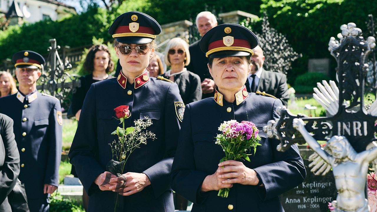 "Zu neuen Ufern": Miriam Fussenegger (Lisa Nemeth), Maria Hofstätter (Grete Öller)