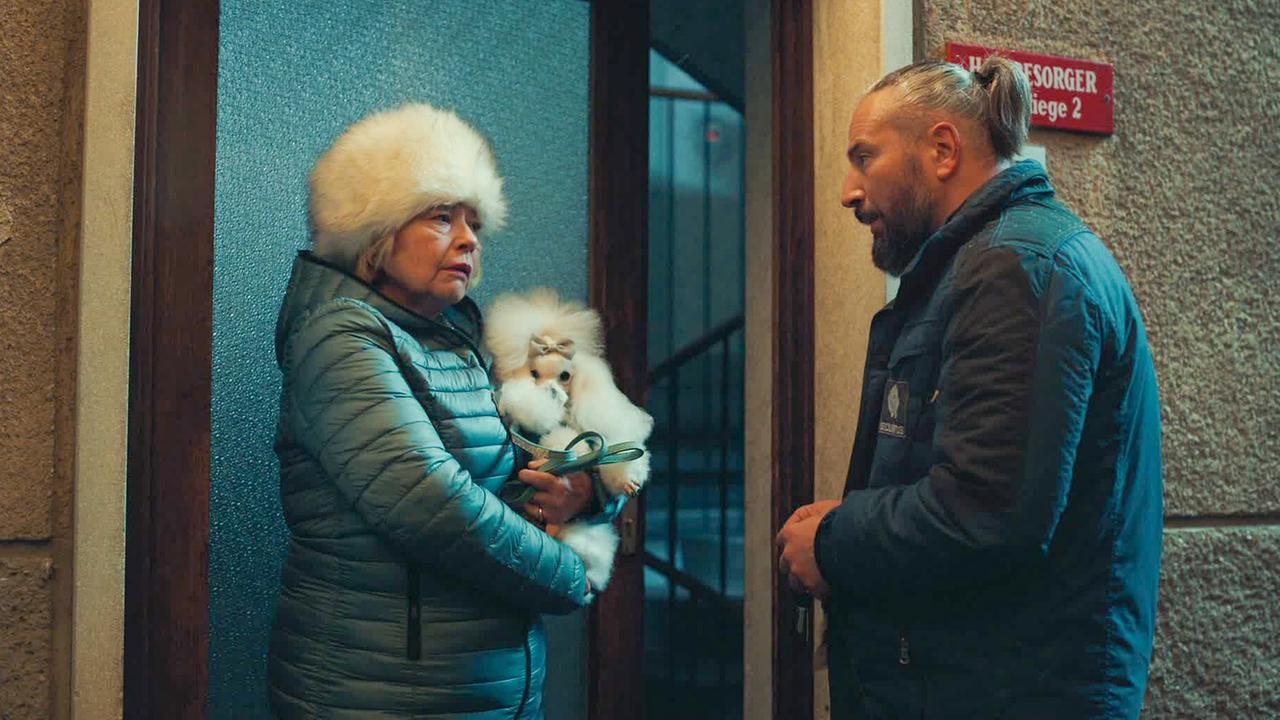 "Zwei gegen die Bank": Margarethe Tiesel (Dame), Murathan Muslu (Ari Brunner)