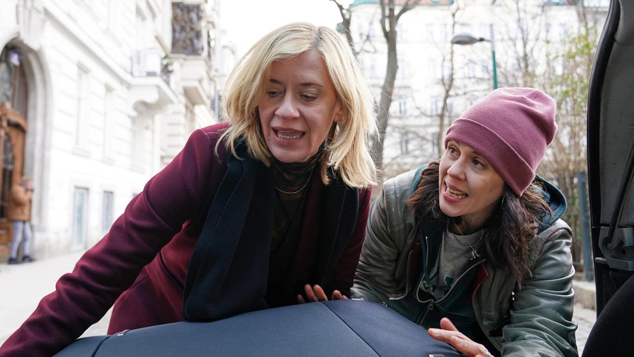 "Zwei gegen die Bank": Caroline Peters (Juliette Koons), Daniela Golpashin (Maggy)