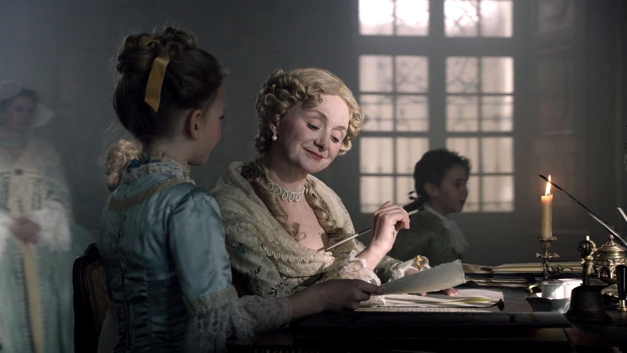 Maria Theresia sitzt mit einer ihrer zahlreichen Töchter, Marie Christine, an einem Tisch und lächelt vornehm