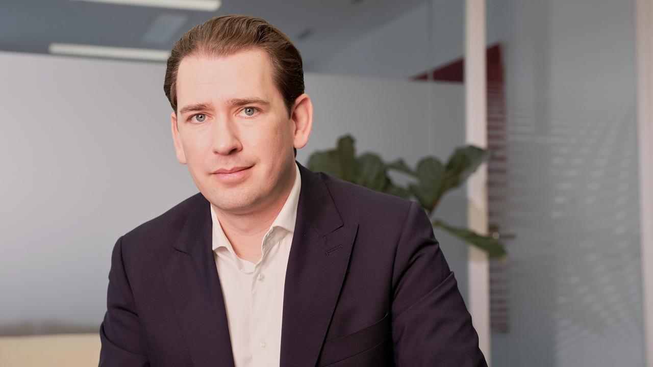 "10 Jahre Flüchtlingskrise – Die Zerreißprobe": Der frühere Kanzler und Außenminister Sebastian Kurz in seinem Büro im ersten Bezirk in Wien