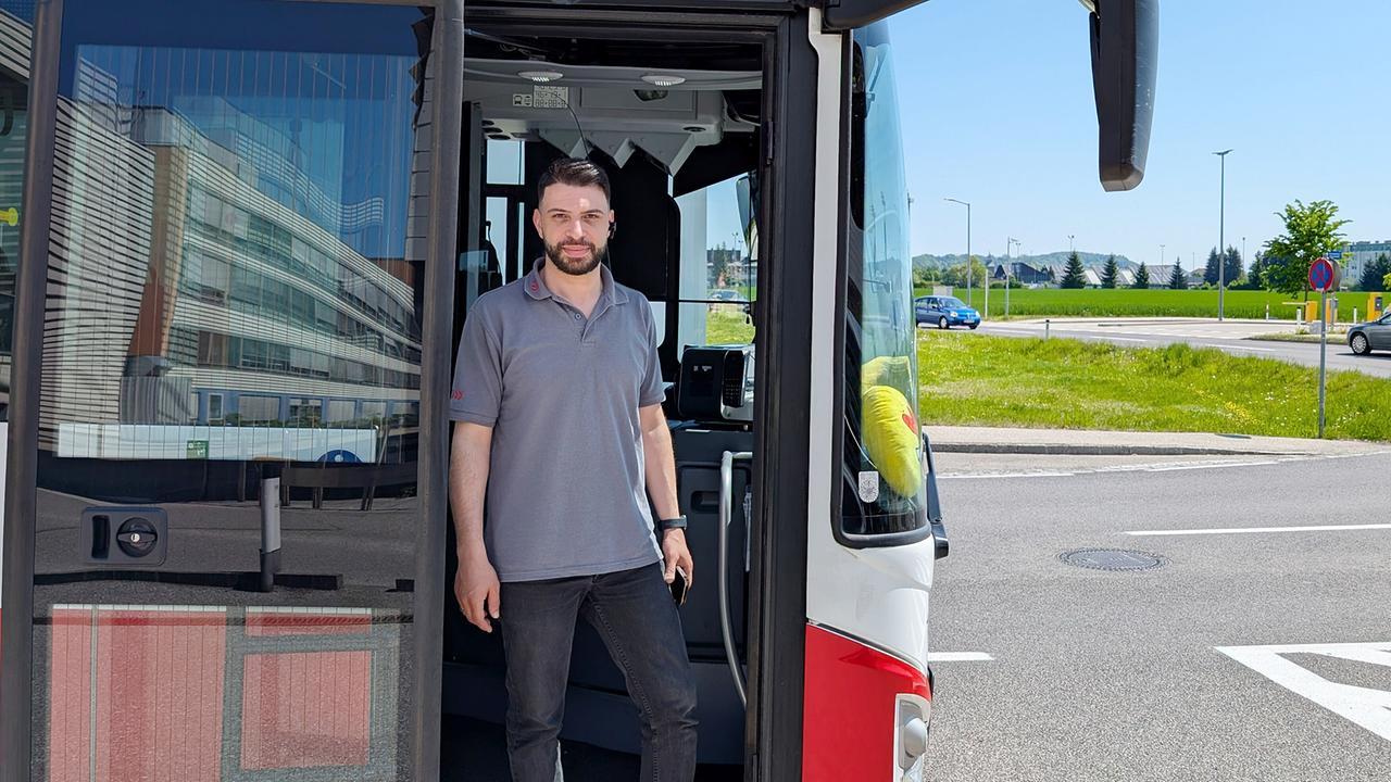 "10 Jahre Flüchtlingskrise – Die Zerreißprobe": Der Syrer Hasan arbeitet in Oberösterreich als Busfahrer