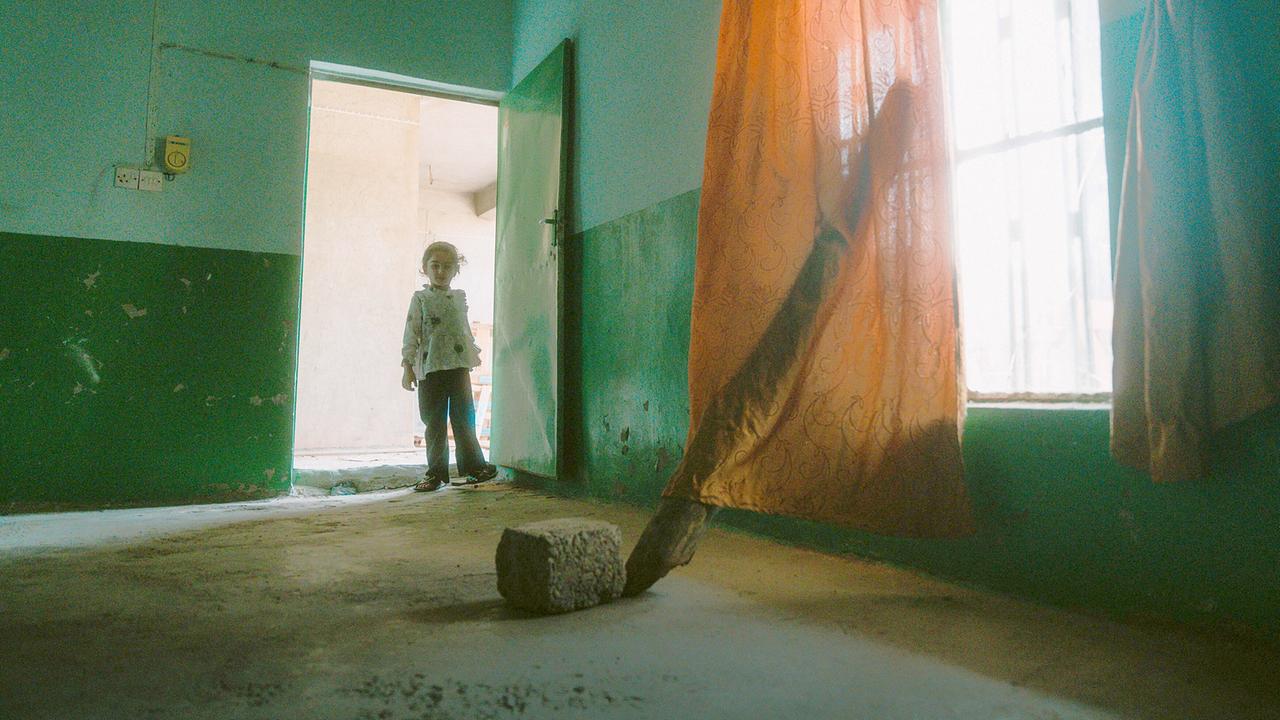 "10 Jahre Flüchtlingskrise – Die Zerreißprobe": Hazim Kalis Tocher in der ehemaligen Wohnung der Familie. Sie hat ihre Schwester, ihren Bruder und ihren Onkel im Kühllaster in Parndorf verloren, in dem 71 Menschen ums Leben kamen.
