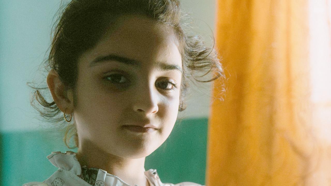 "10 Jahre Flüchtlingskrise – Die Zerreißprobe": Hazim Kalis Tocher. Sie hat ihre Schwester, ihren Bruder und ihren Onkel im Kühllaster in Parndorf verloren, in dem 71 Menschen ums Leben kamen.
