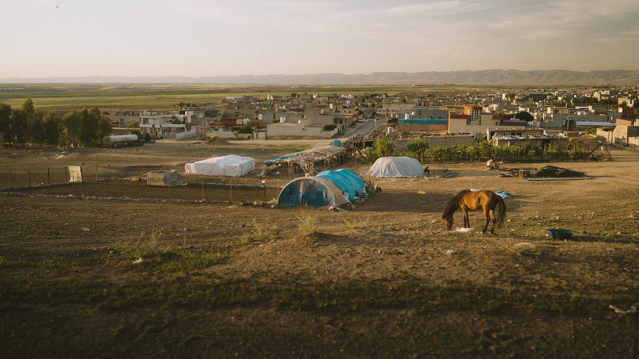 "10 Jahre Flüchtlingskrise – Die Zerreißprobe": Das Flüchtlingscamp bei Khanke im Nordirak beherbergt knapp 12.000 Menschen.