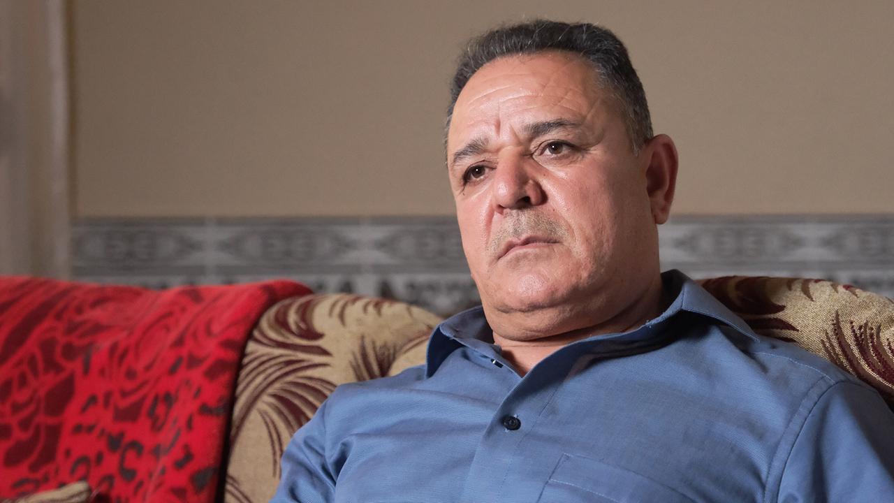 "10 Jahre Flüchtlingskrise – Die Zerreißprobe": Hazim Kali beim Interview in seinem Haus in Khanke. Sein Bruder, sein Sohn und seine Tochter waren unter den 71 Toten, die in einem Kühllaster in Parndorf gefunden wurden.