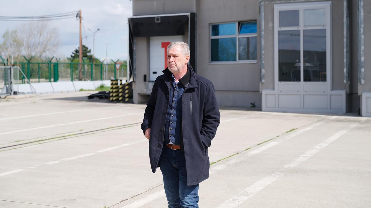 "10 Jahre Flüchtlingskrise – Die Zerreißprobe": Christian Rosenich, Leiter des Victim Identification Teams der LPD Burgenland vor der Kühlhalle in Nickelsdorf, wo er und sein Team 70 der 71 Leichen, die im August 2015 in einem Kühllaster in Parndorf gefunden wurden, identifizierte.
