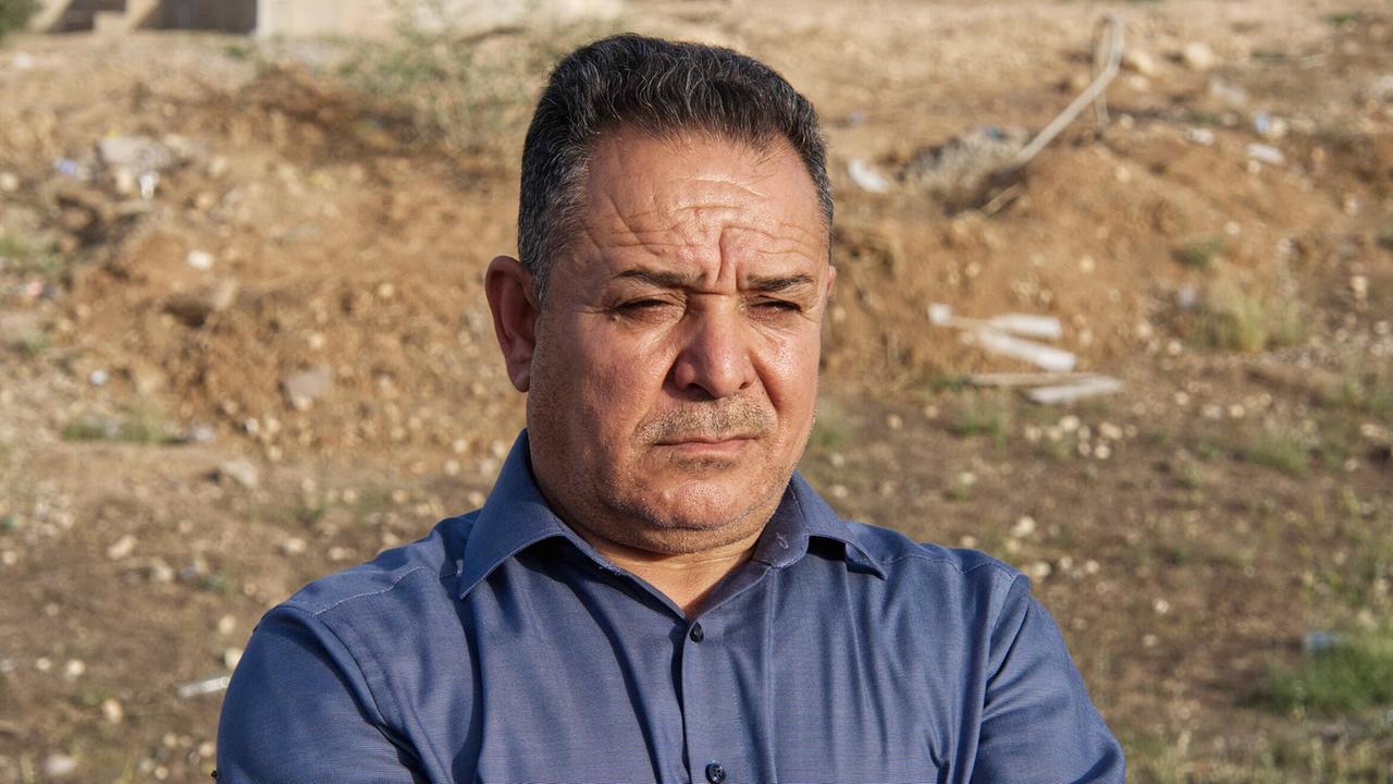 "10 Jahre Flüchtlingskrise – Die Zerreißprobe": Hazim Kali am Friedhof von Khanke, wo sein Bruder, seine Tochter und sein Sohn begraben liegen. Sie waren unter den 71 Toten, die in einem Kühllaster in Parndorf gefunden wurden.