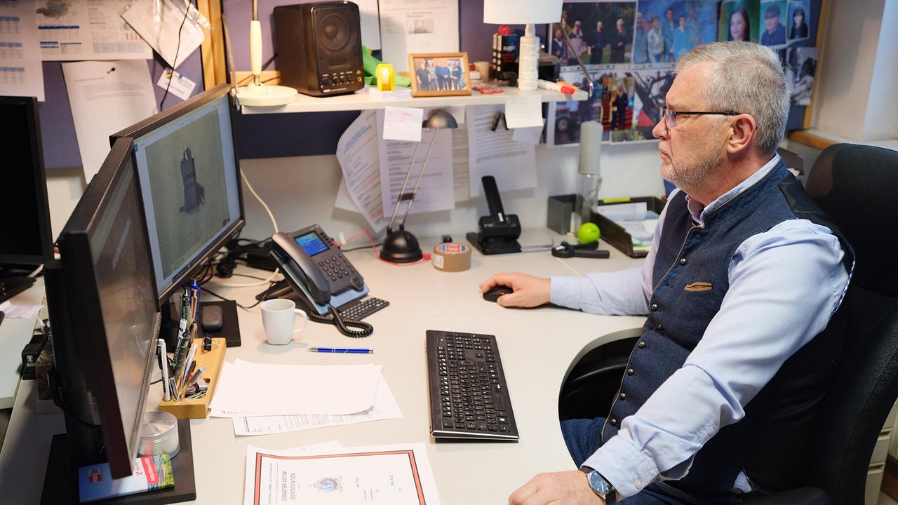 "10 Jahre Flüchtlingskrise – Die Zerreißprobe": Christian Rosenich, Leiter des Victim Identification Teams in seinem Büro der LPD Burgenland in Eisenstadt.Er und sein Team identifizierten 70 der 71 Leichen, die im August 2015 in einem Kühllaster in Parndorf gefunden wurden.