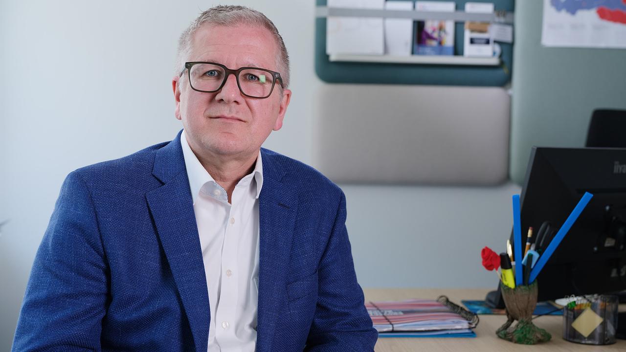 "10 Jahre Flüchtlingskrise – Die Zerreißprobe": Andreas Achrainer, Geschäftsführer der Bundesagentur für Betreuungs- und Unterstützungsleistungen in seinem Büro in der Leopold-Moses-Gasse in Wien-Leopoldstadt.