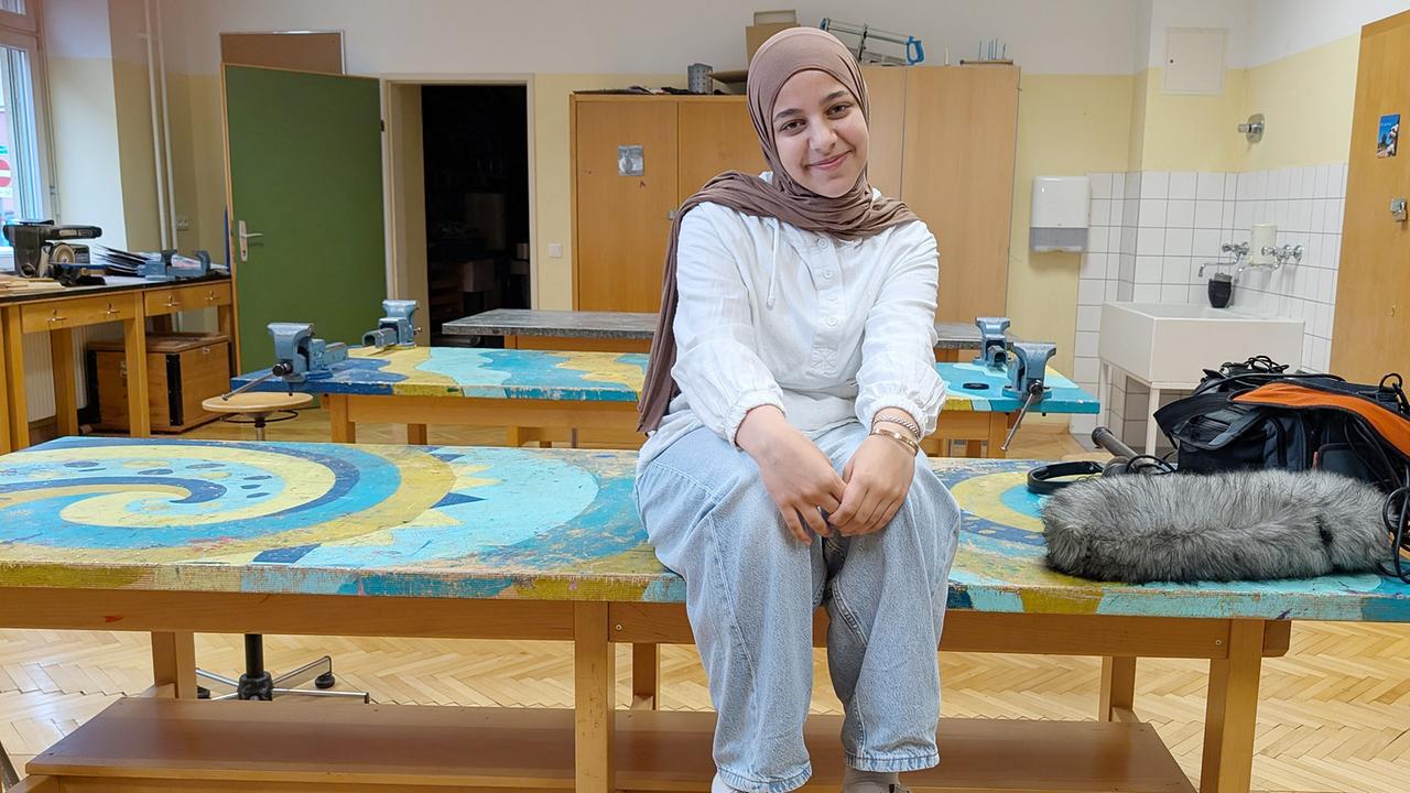 "10 Jahre Flüchtlingskrise – Die Zerreißprobe": Lana aus Syrien geht an der NMS Kinzerplatz zur Schule