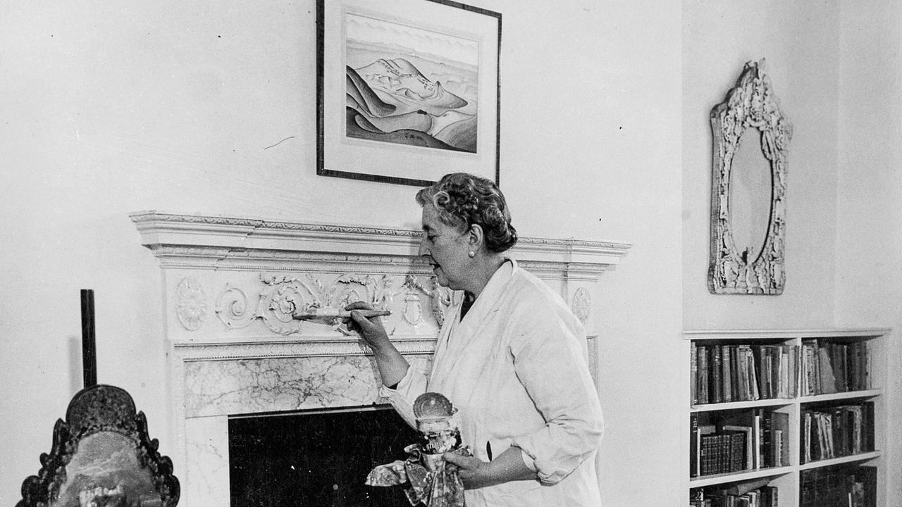 Agatha Christie steht mit Pinsel vor Kamin
