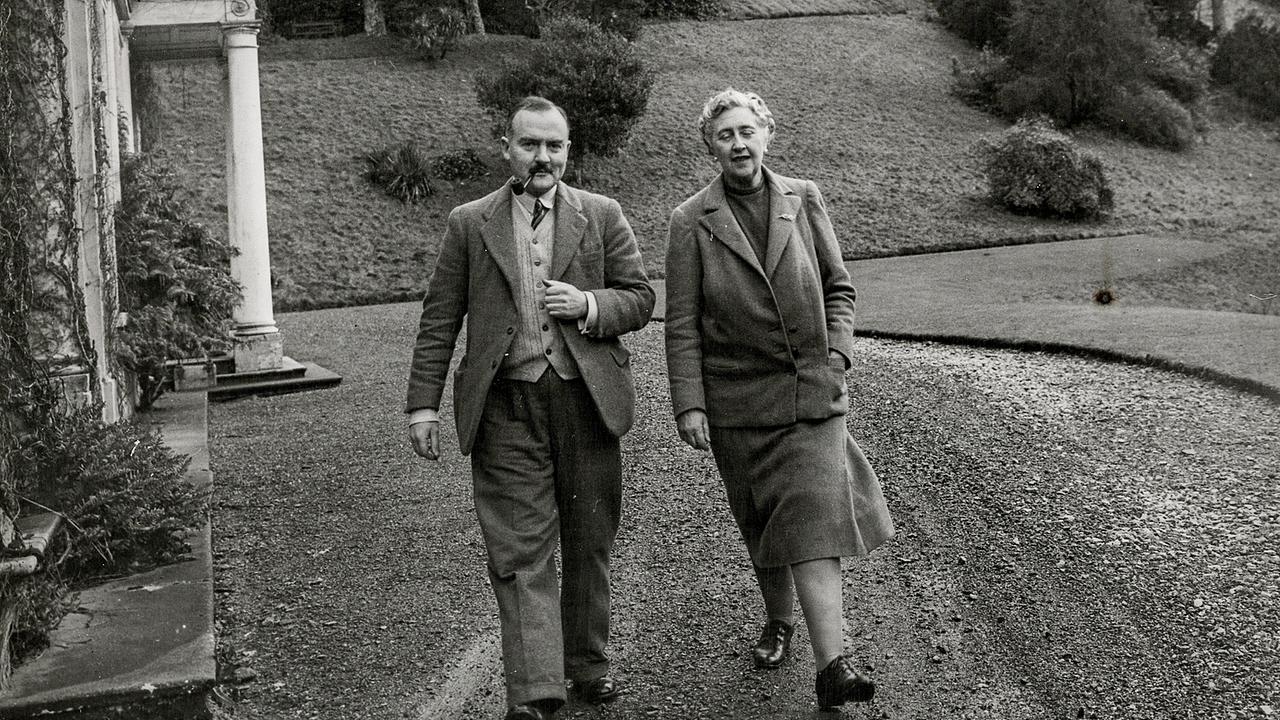 Schwarz-Weiß-Bild von Agathe Christie und Max Mallowan im Gehen auf einer Straße