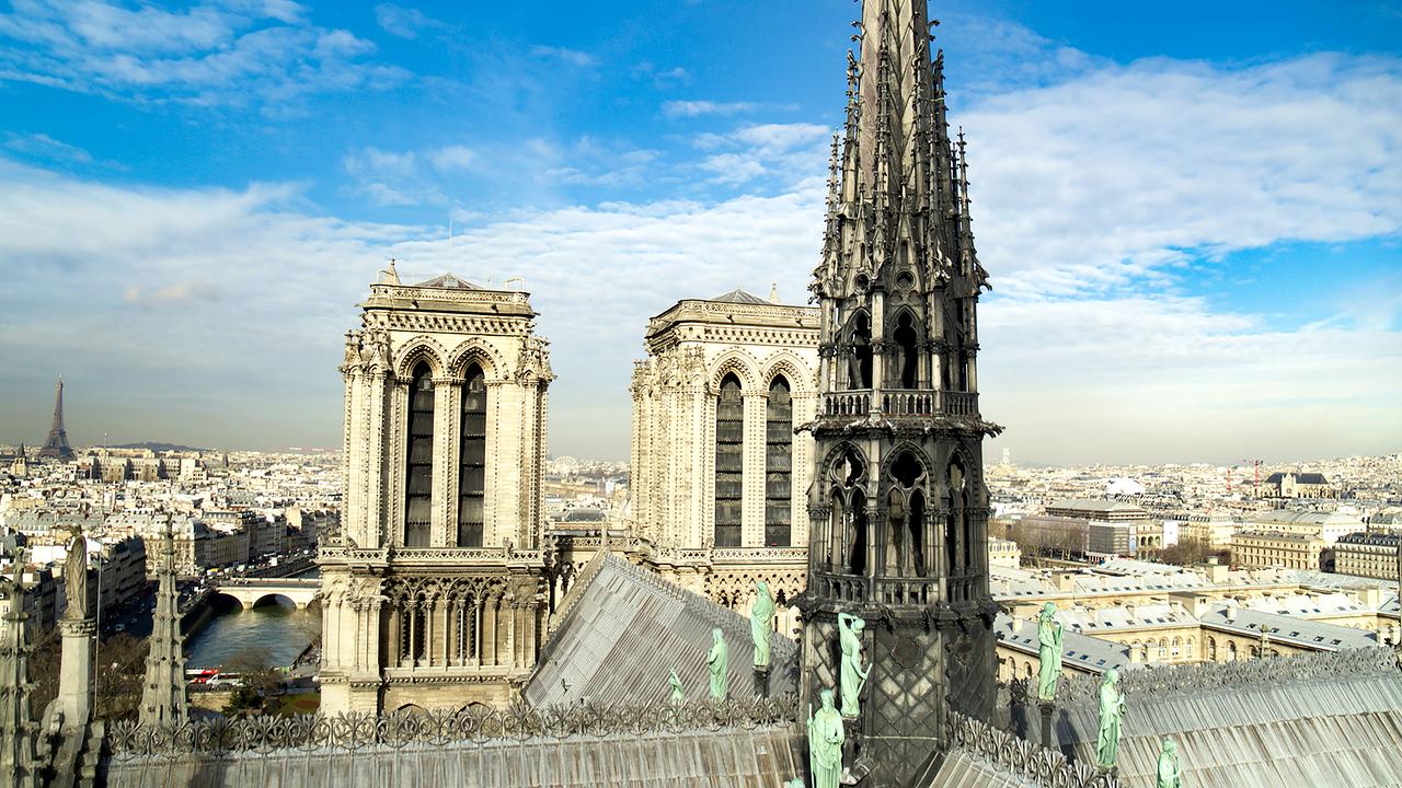 Spitzturm der Pariser Kathedrale Notre Dame