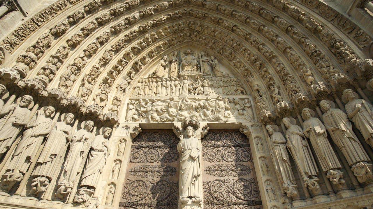 Gotische Hauptportal der Kathedrale Notre Dame de Paris mit Bas-Relief des jüngsten Gerichts