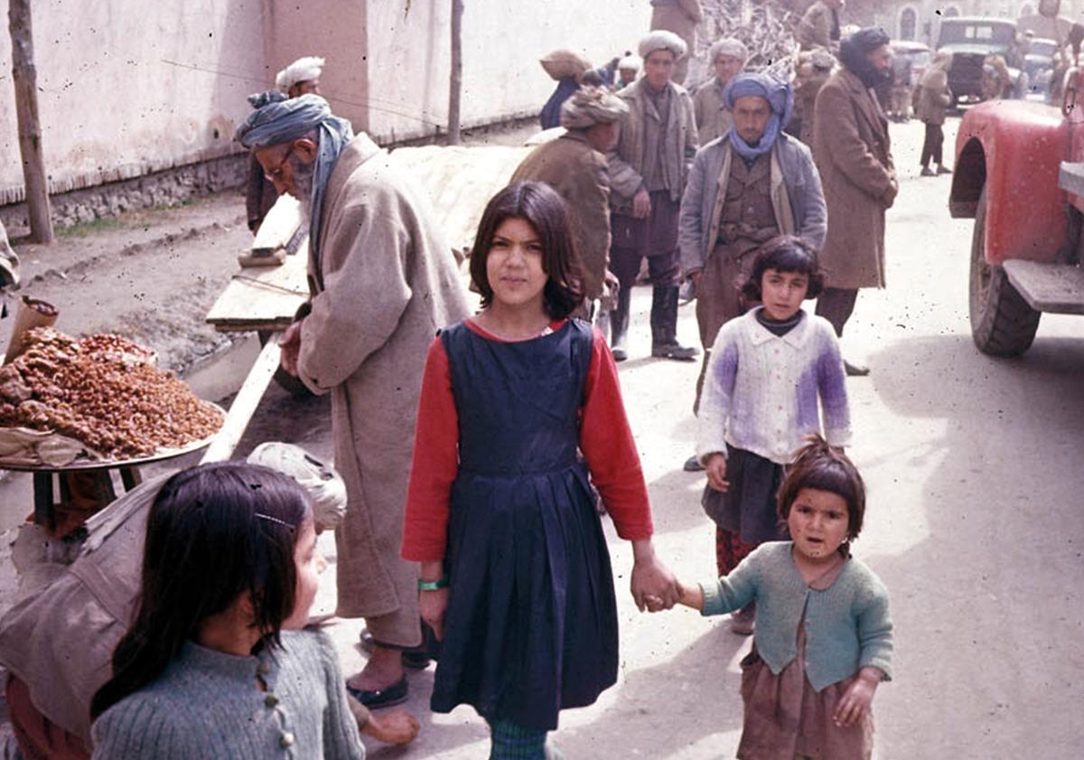 Afghanische Mädchen in den Straßen von Kabul, Afghanistan 1967/68