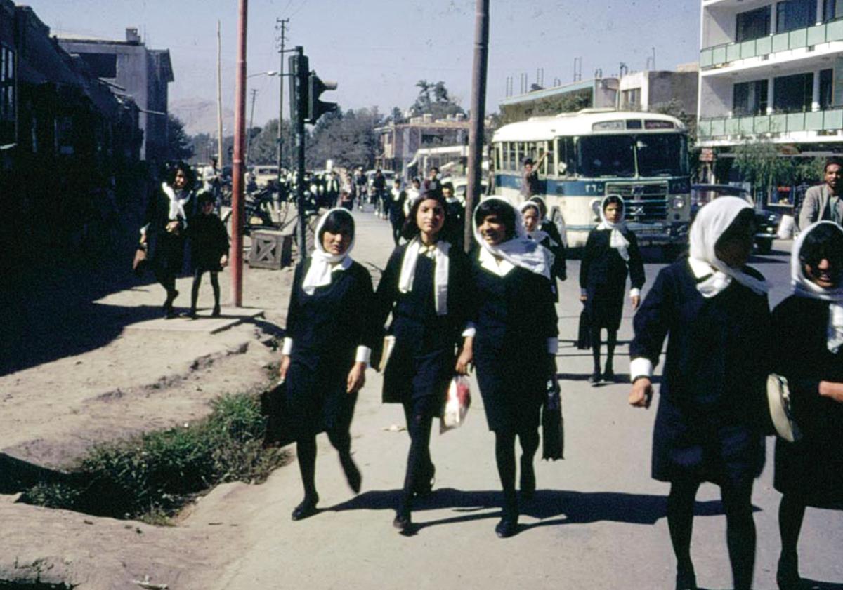Afghanische Schulmädchen in Kabul auf dem Weg zur Schule, Afghanistan 1967/68