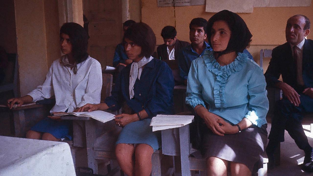 Frauen und Männer werden gemeinsam in Kabul unterrichtet, Afghanistan 1967/68