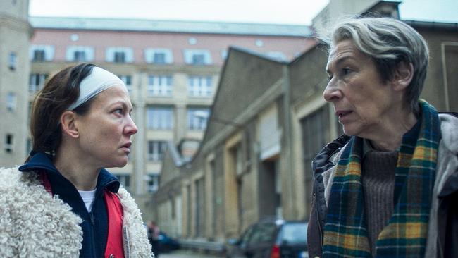 © ORF/Dor Film-West, Four Minutes Filmproduktion, Wild Bunch Germany/Christian Pitschl Jenny von Loeben und Frau Markowski stehen in einem Hof zwischen großen Gebäuden und blicken sich ernst an.