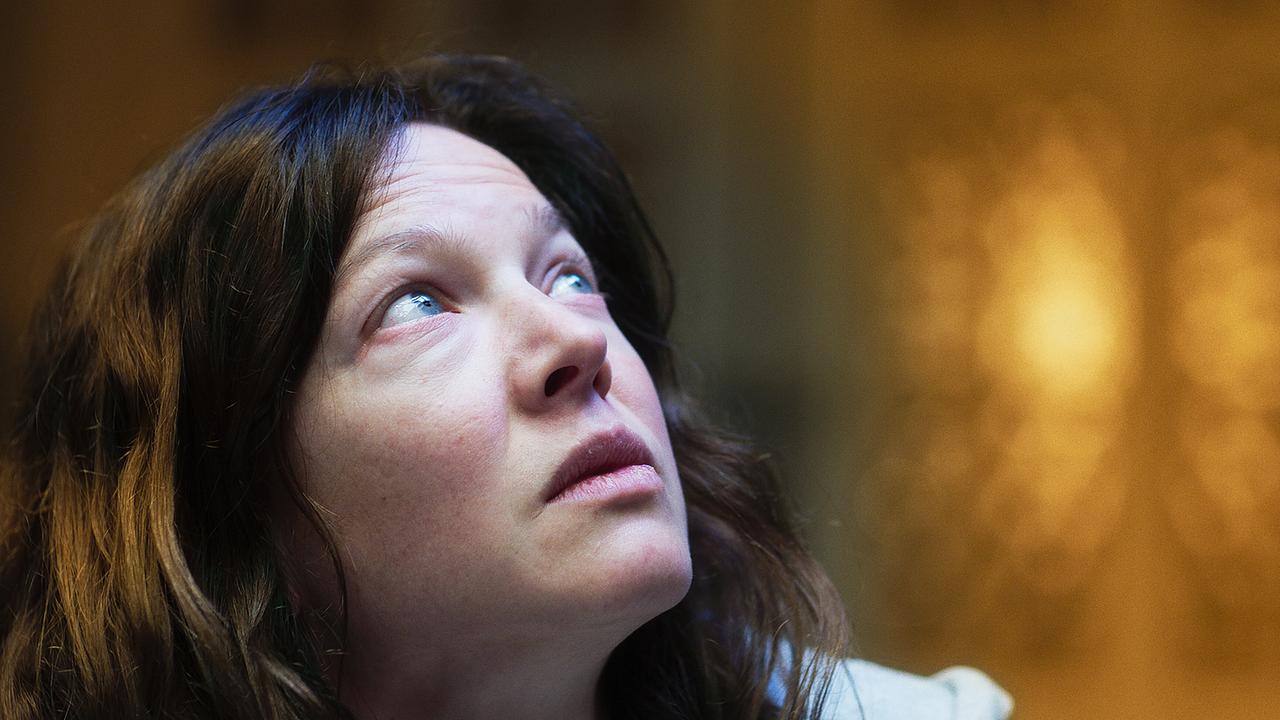 Nahaufnahme von Jenny von Loeben vor einem warm beleuchteten, unscharfen Hintergrund