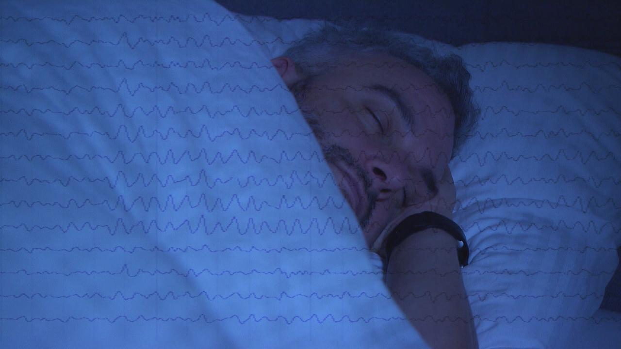 © ORF schlafende Person mit kleinen EKG-Symbolen über dem ganzen Bild
