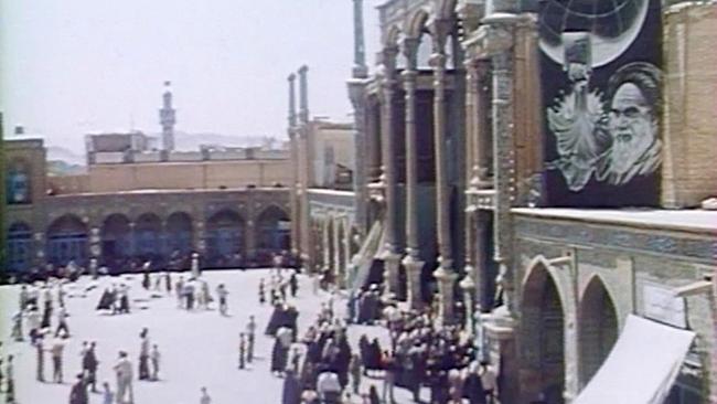 1979 - Ursprung der Gegenwart (2): Ayatollah Khomeini kehrt in den Iran zurück und setzt sich an die Spitze einer islamischen Revolution gegen westliche Einflüsse und die Dominanz Saudi-Arabiens über den Islam.