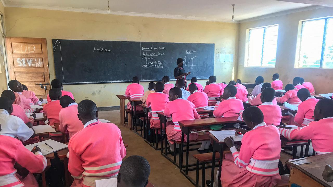 Irene Okot, wurde von Kindersoldaten entführt, heute ist sie Lehrerin in der Schule, aus der sie damals entführt wurde. Sie wurde als Sexsklavin gehalten, vergewaltigt und einem Kommandanten zugewiesen. Heute leben Täter und Opfer wieder zusammen, wie in der nordugandischen Stadt Gulu, in der wir gedreht haben.  