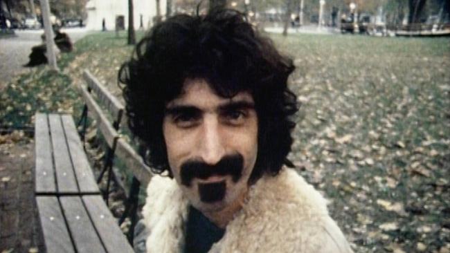© Magnolia Pictures Frank Zappa auf Parkbank